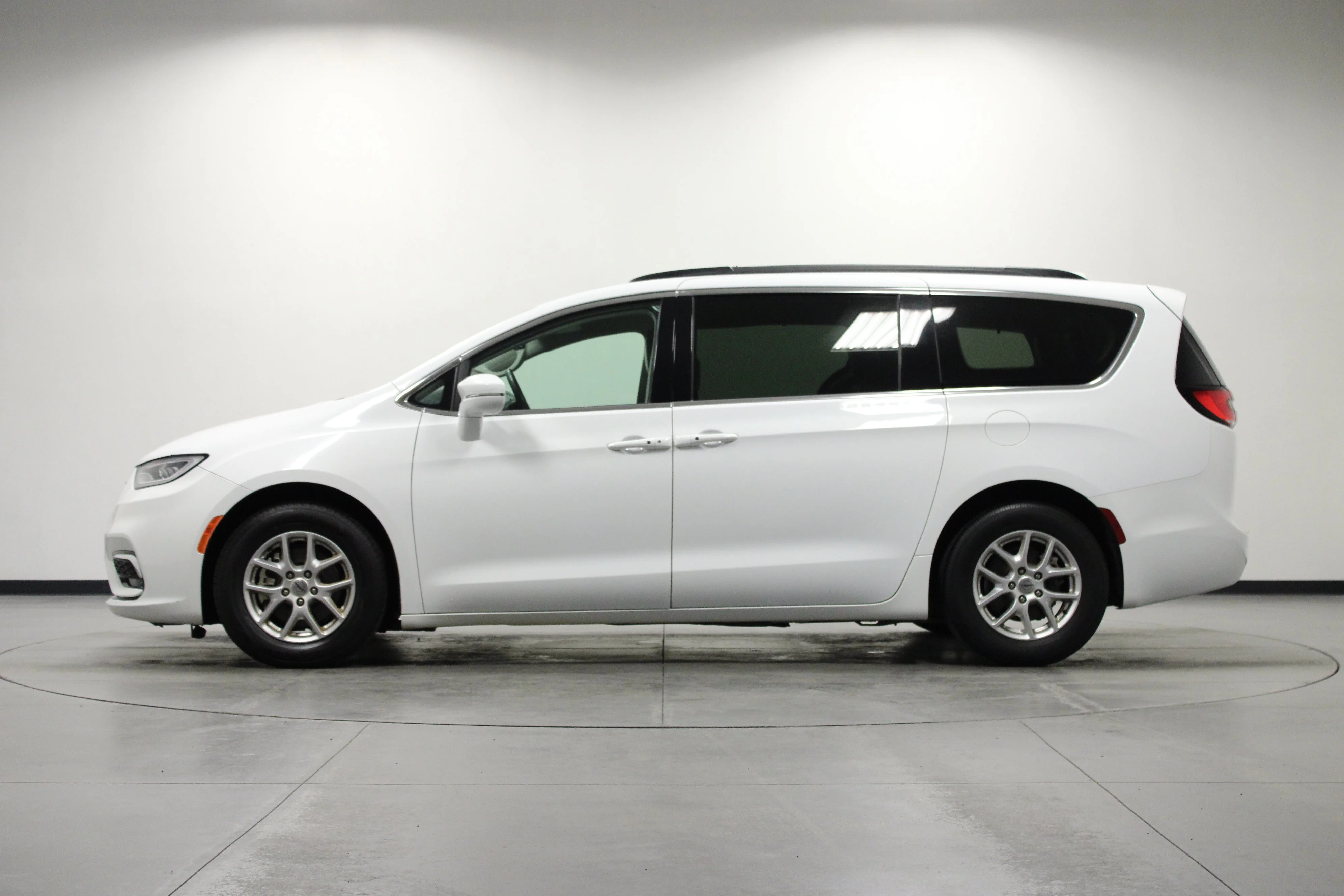 Used 2022 Bright White Clearcoat Chrysler Touring L image 7