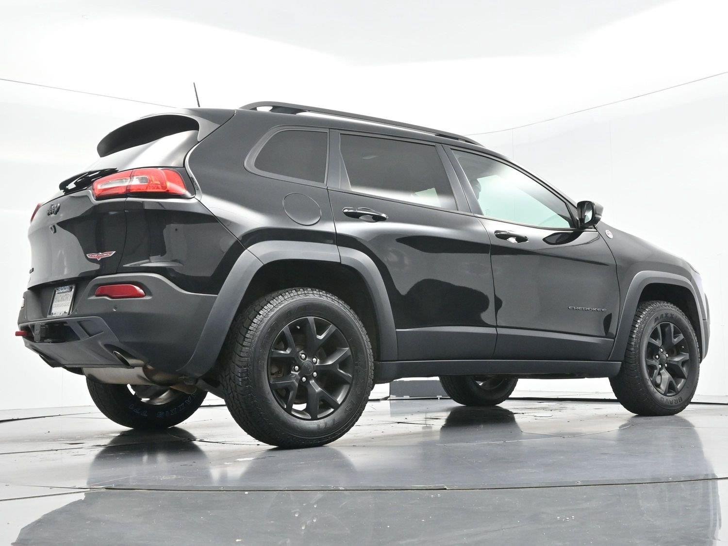 Used 2018 Diamond Black Crystal Pearlcoat Jeep Trailhawk image 46