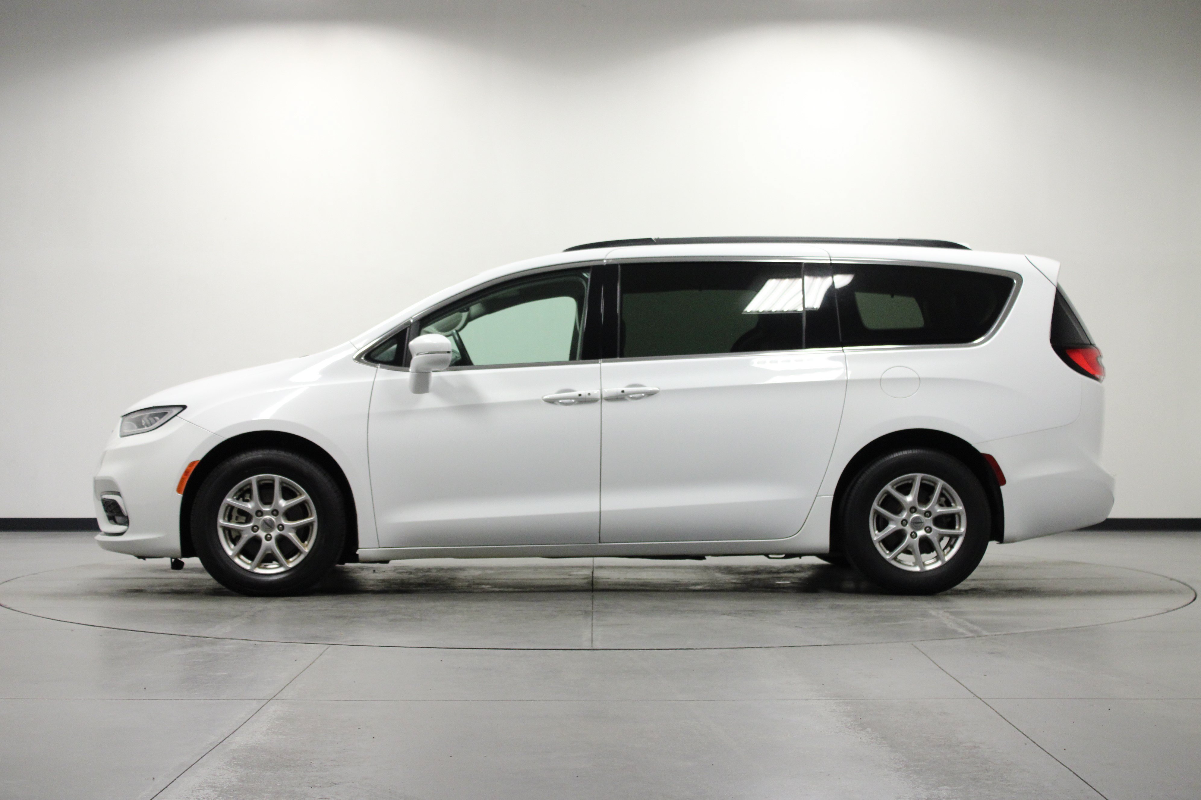Used 2022 Bright White Clearcoat Chrysler Touring L image 7