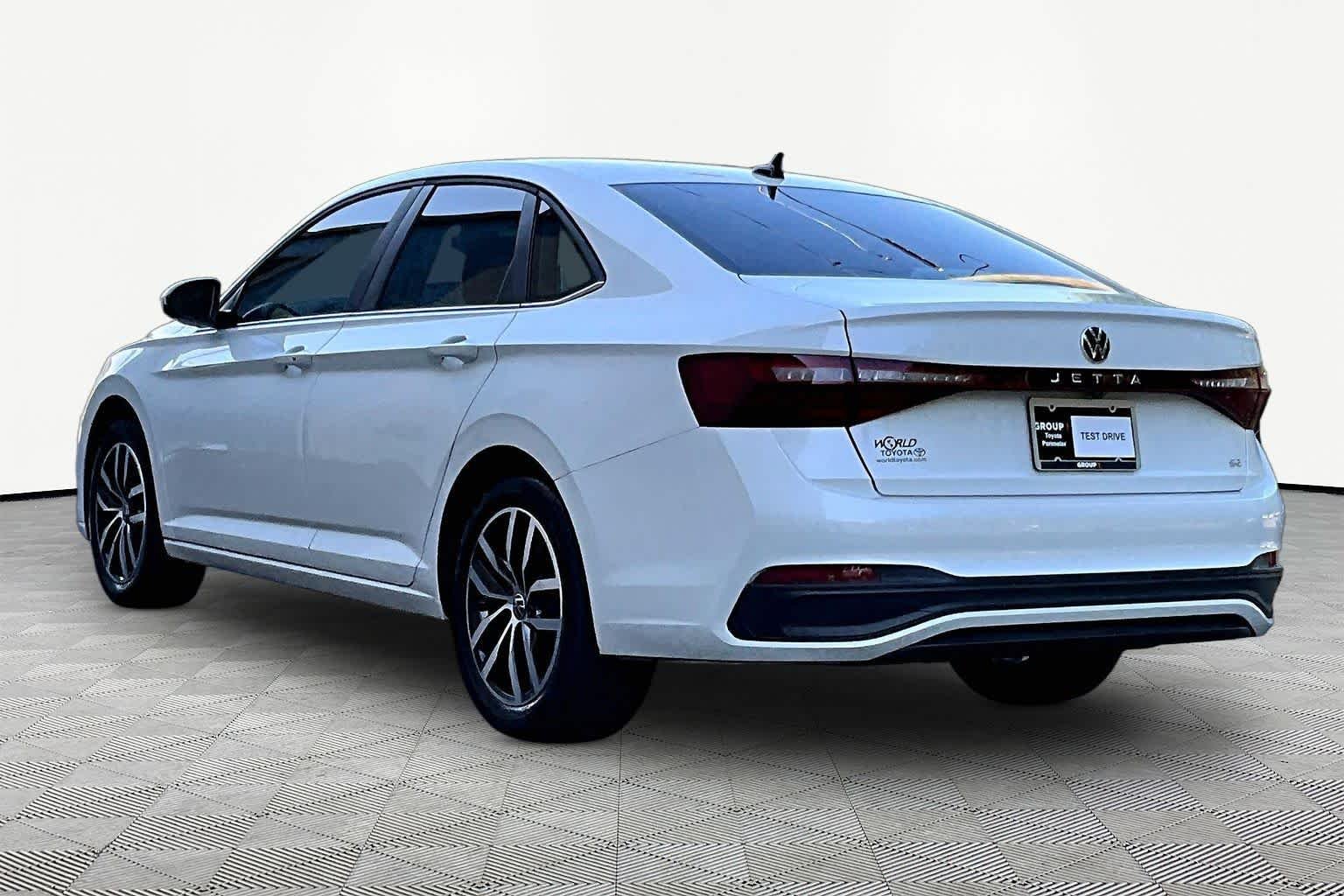 Used 2025 Opal White Pearl Volkswagen SE image 12