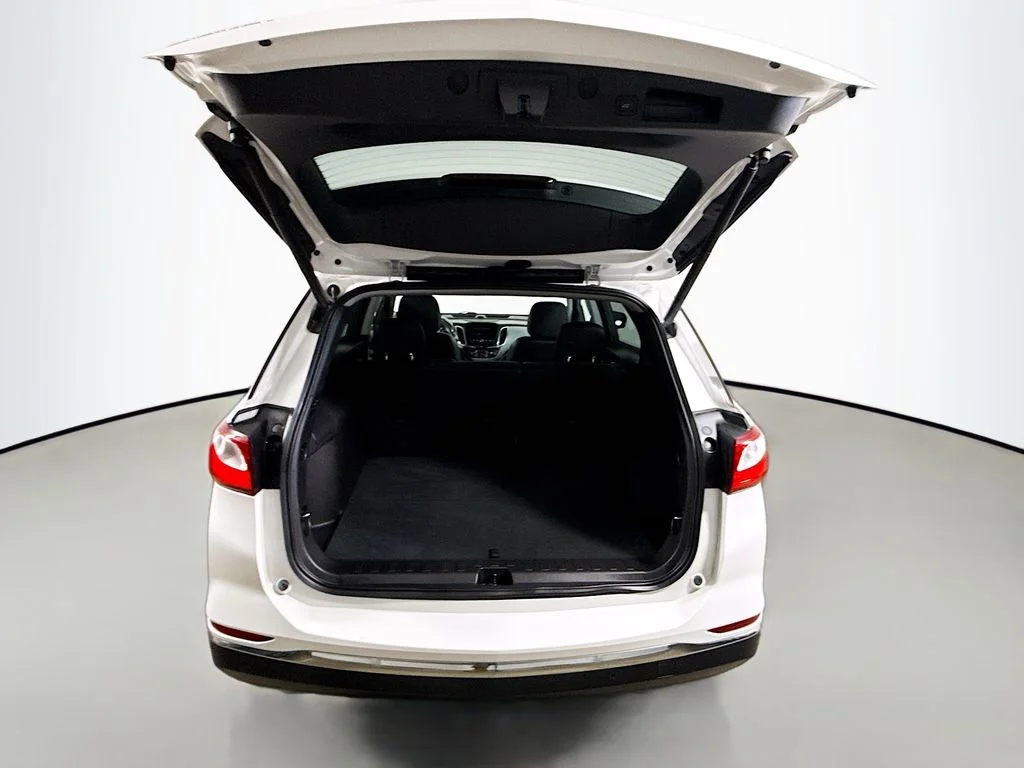 Used 2018 Iridescent Pearl Tricoat Chevrolet Premier image 25