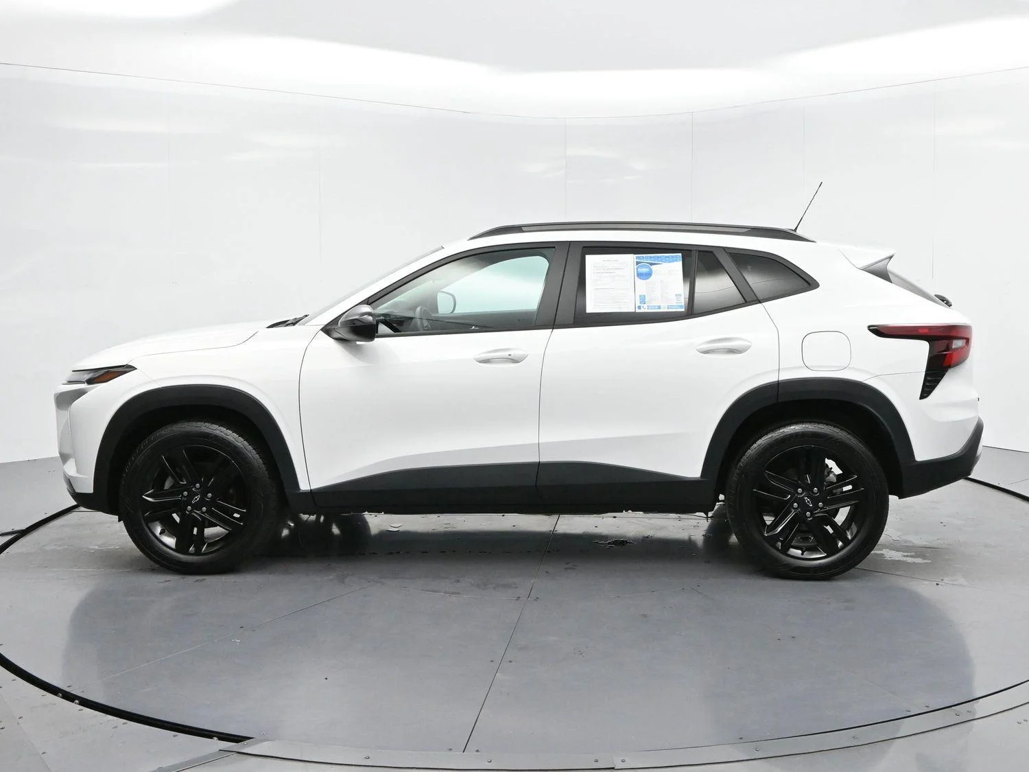 Used 2025 Summit White Chevrolet ACTIV image 4