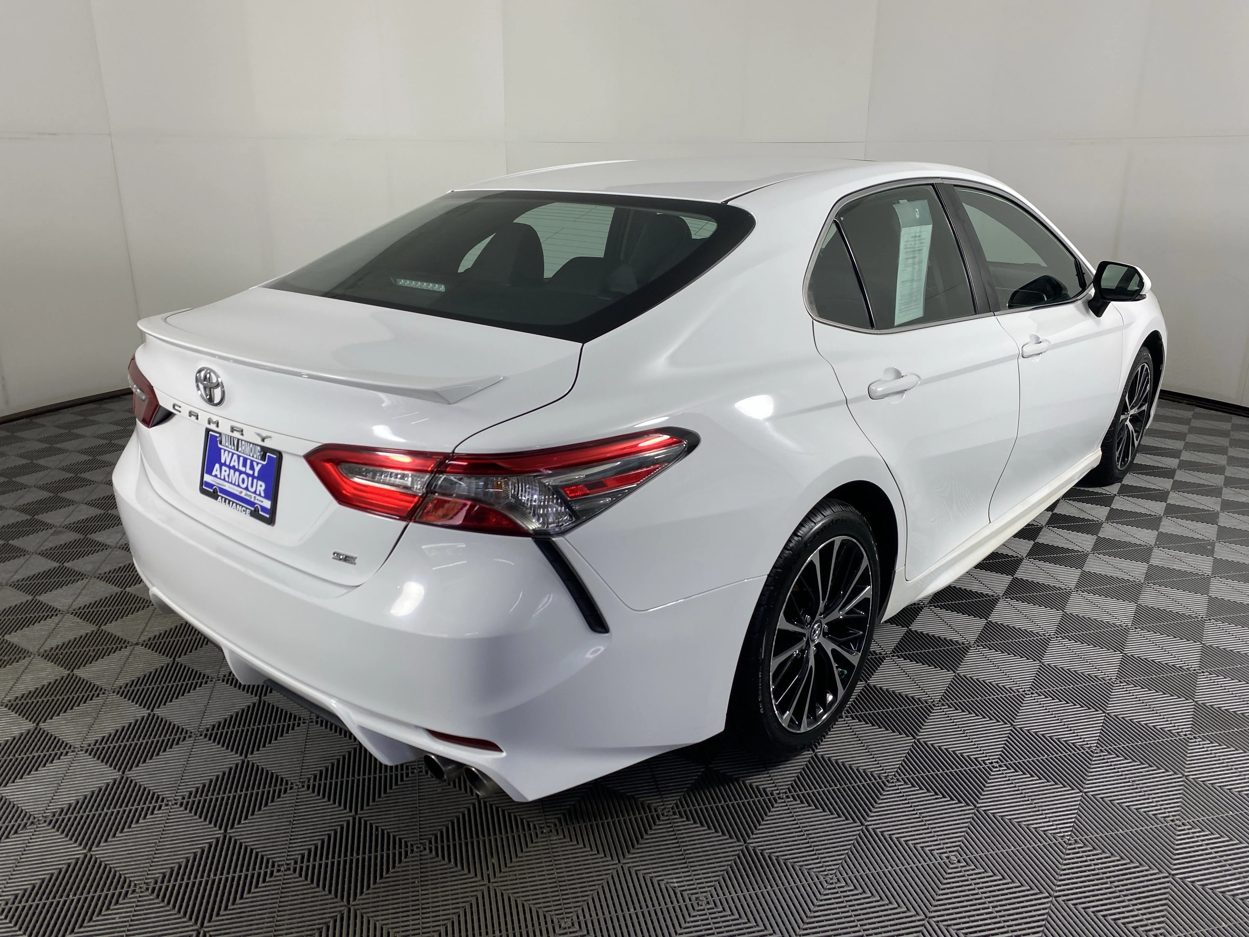 Used 2018 Super White Toyota SE image 6