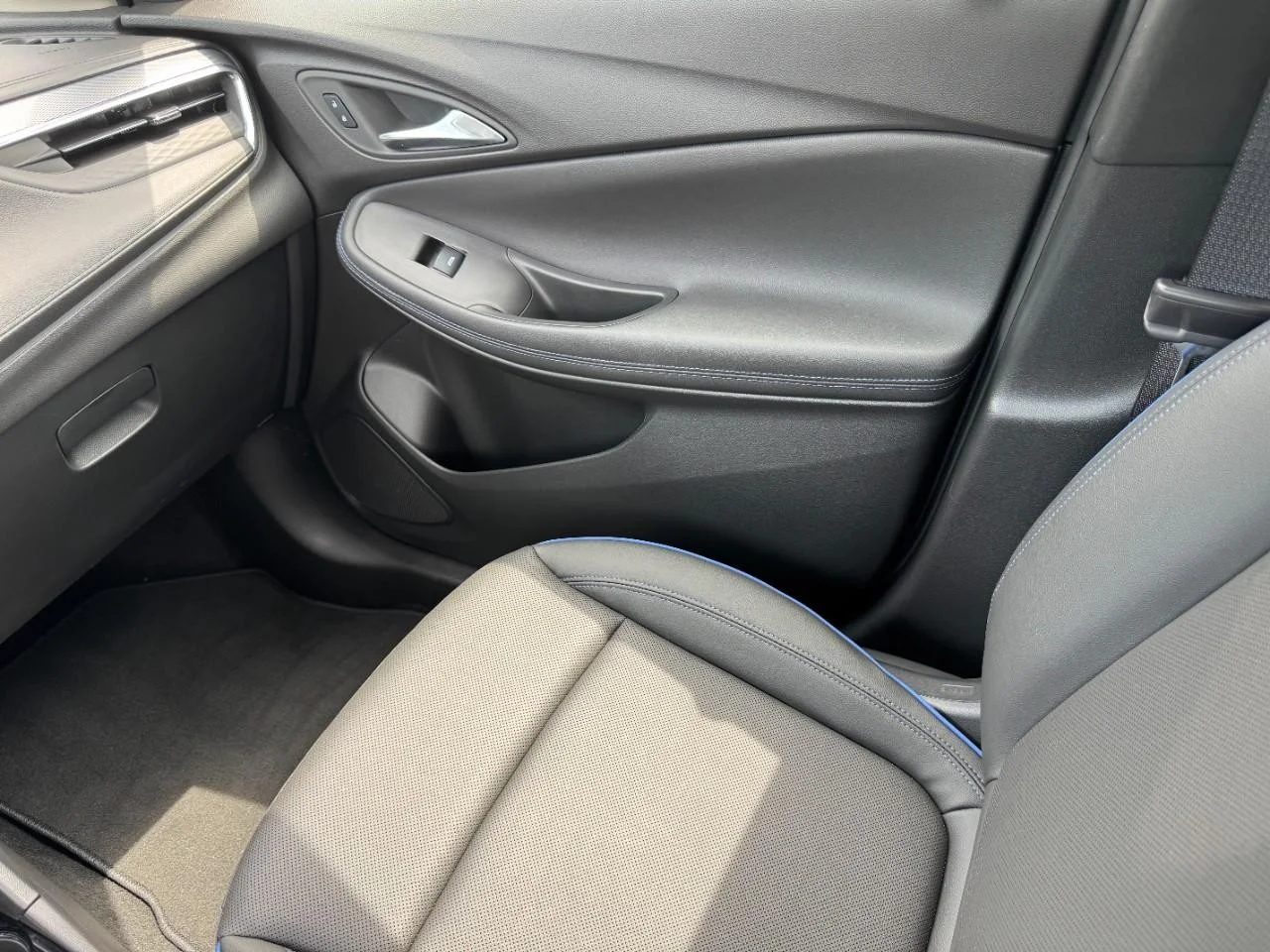 Used 2025 Summit White Buick Sport Touring image 18