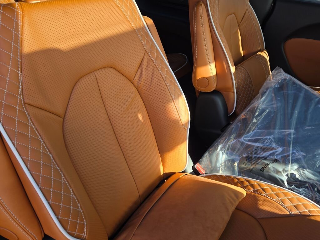 New 2026 Diamond Black Crystal Pearl-Coat Exterior Paint Chrysler Pinnacle image 11