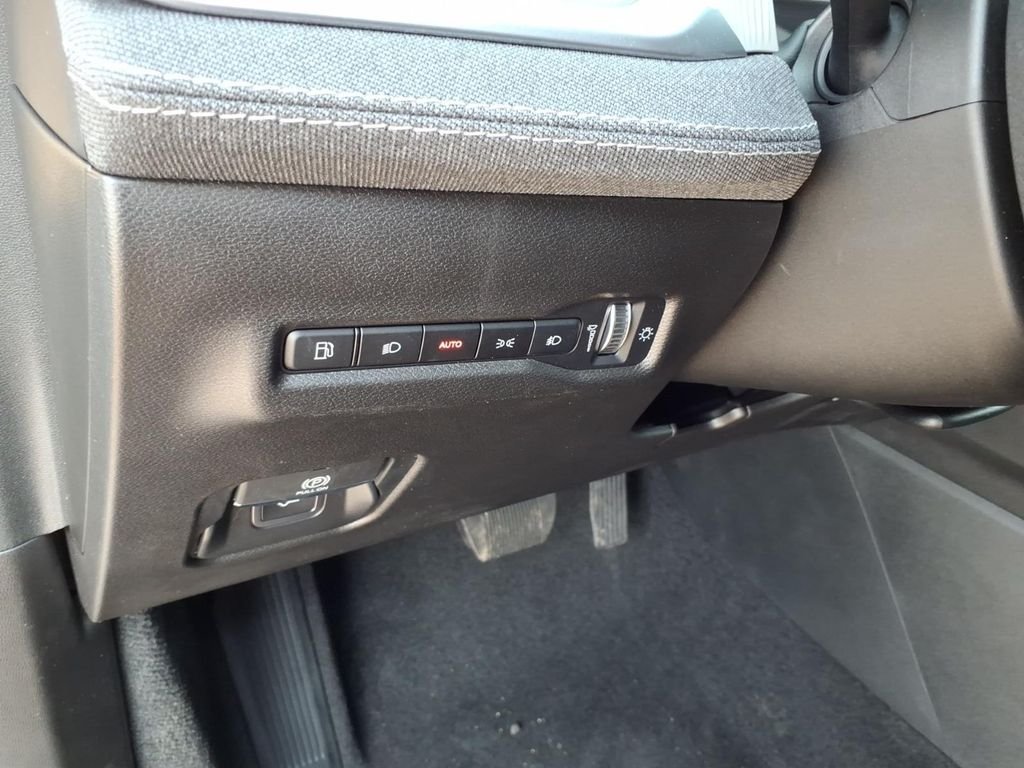 New 2026 Bright White Clear-Coat Exterior Paint Jeep Laredo image 9