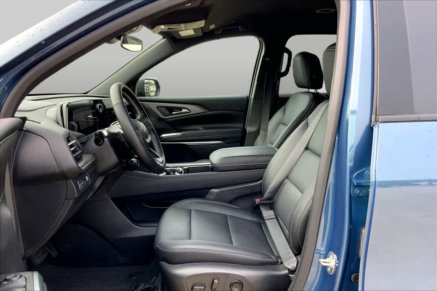 Used 2025 Lakeshore Blue Metallic Chevrolet FWD LT image 8