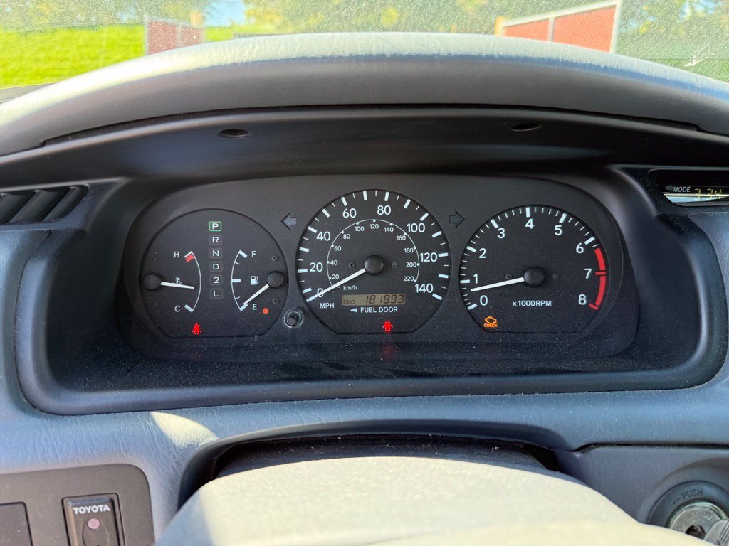 Used 2000 Lunar Mist Metallic Toyota LE image 8