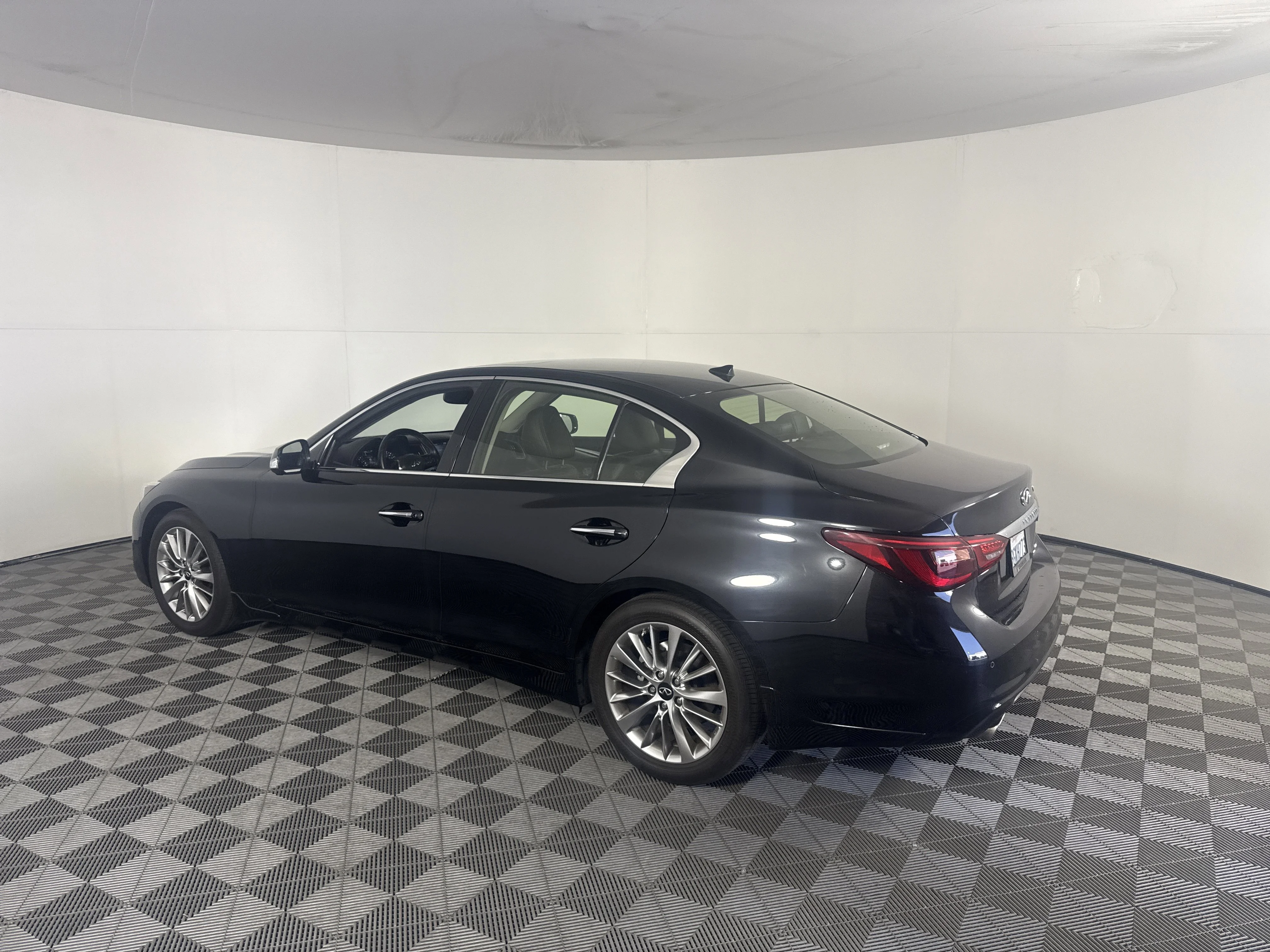 Used 2023 Midnight Black INFINITI LUXE image 6