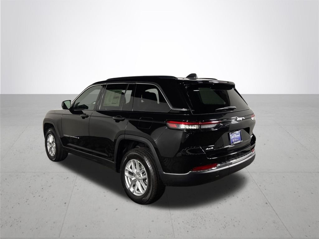 New 2026 Diamond Black Crystal Pearl-Coat Exterior Paint Jeep Laredo X image 8