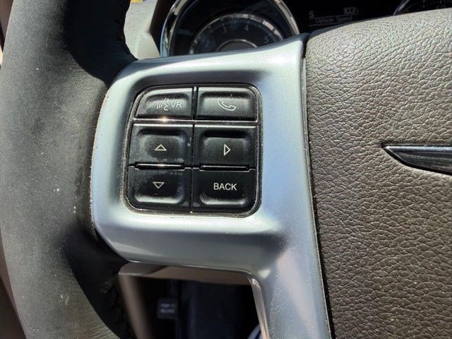 Used 2014 Bright White Clearcoat Chrysler Touring image 10