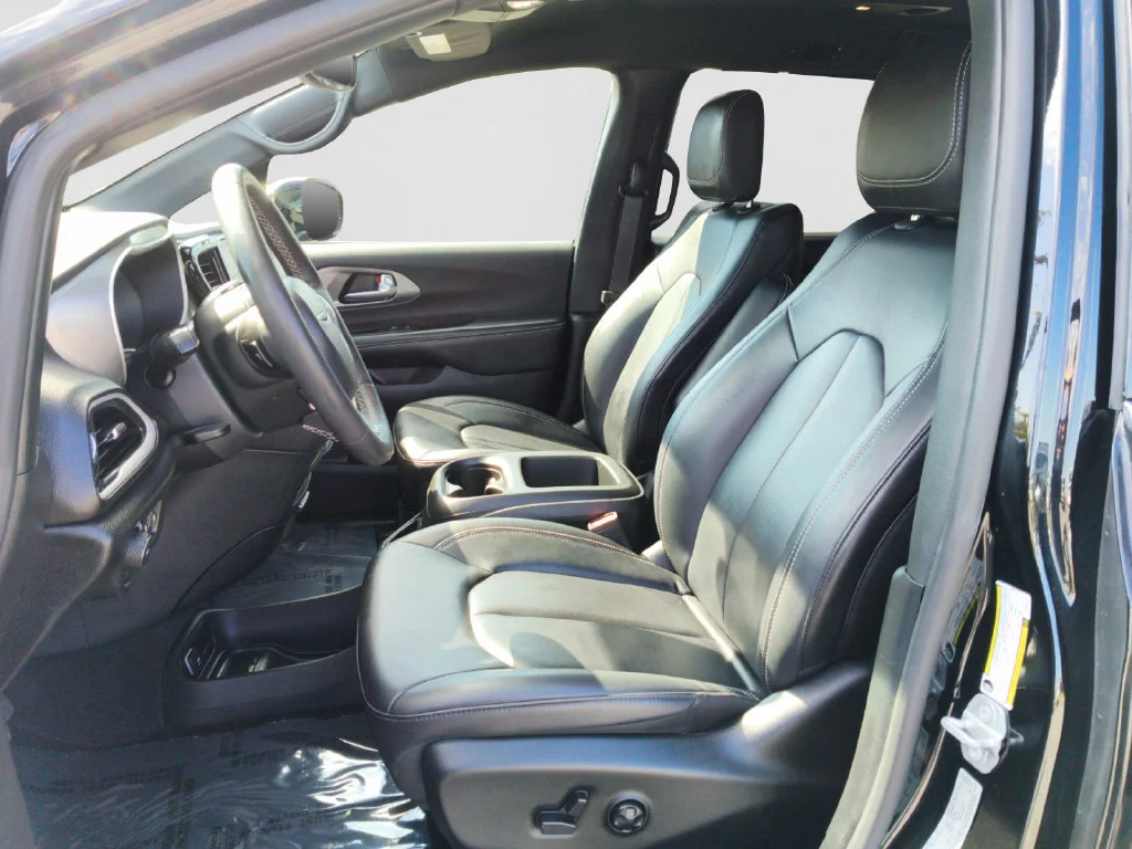 Used 2025 Black Chrysler Select image 10