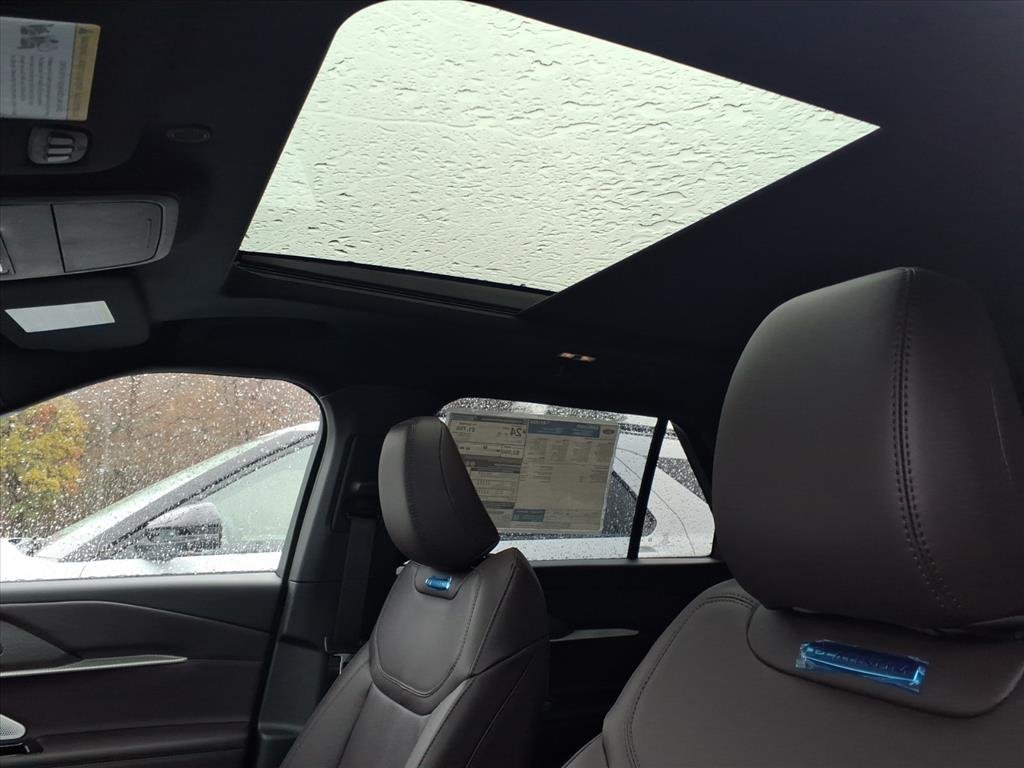 New 2026 Star White Metallic Tri-Coat Ford Platinum™ image 18
