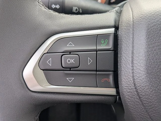 New 2026 Red Hot Pearl-Coat Exterior Paint Jeep Latitude image 25