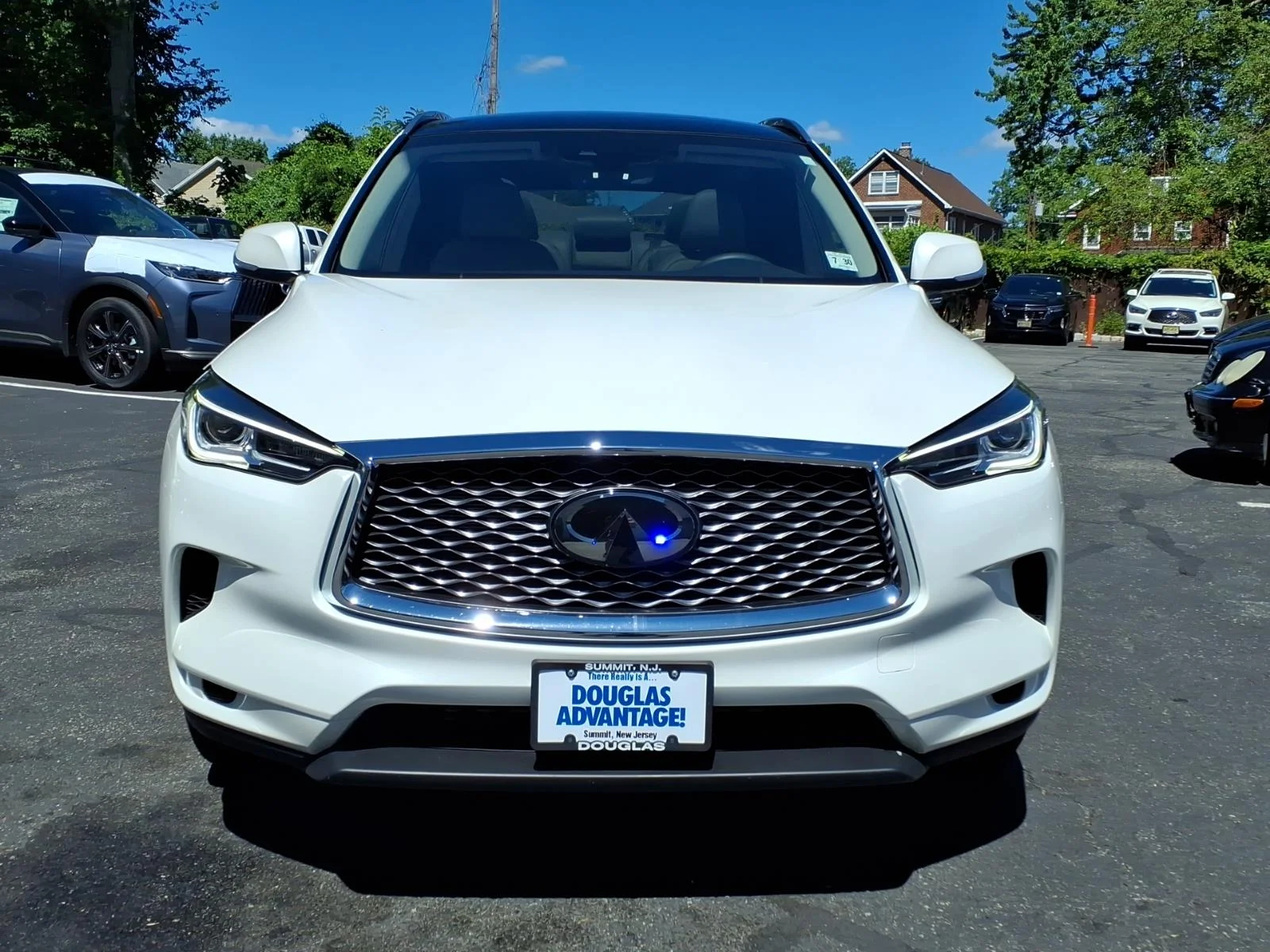 Certified Used 2025 White INFINITI LUXE image 3