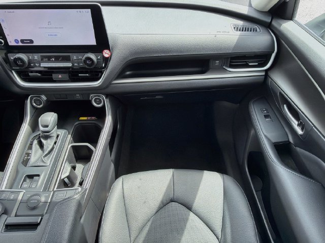 Used 2026 Pearl Toyota XLE image 17