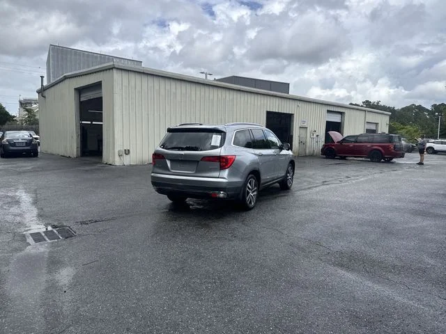Used 2016  Honda Touring image 5
