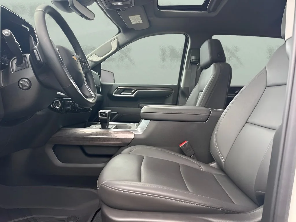 Used 2025 Summit White Chevrolet LTZ image 9