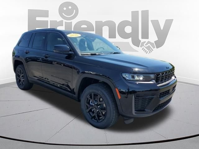 New 2026 Diamond Black Crystal Pearl-Coat Exterior Paint Jeep Laredo Altitude image 7