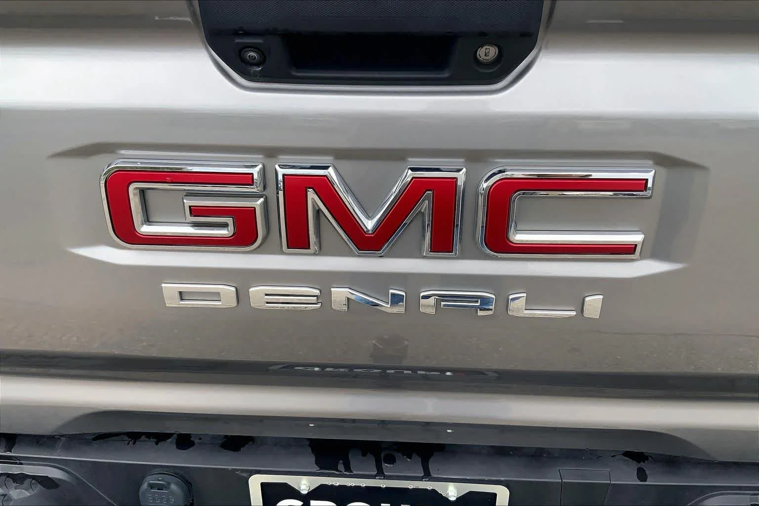 Used 2024 Sterling Metallic GMC 4WD Denali image 31