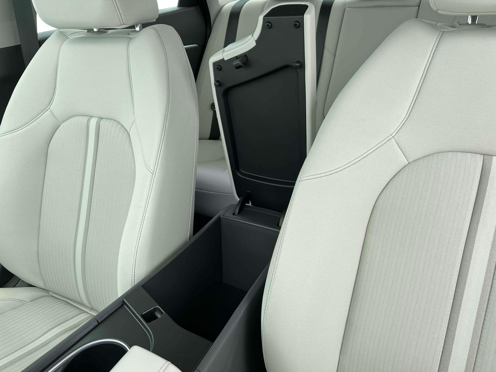 New 2025 White Hyundai SEL image 18