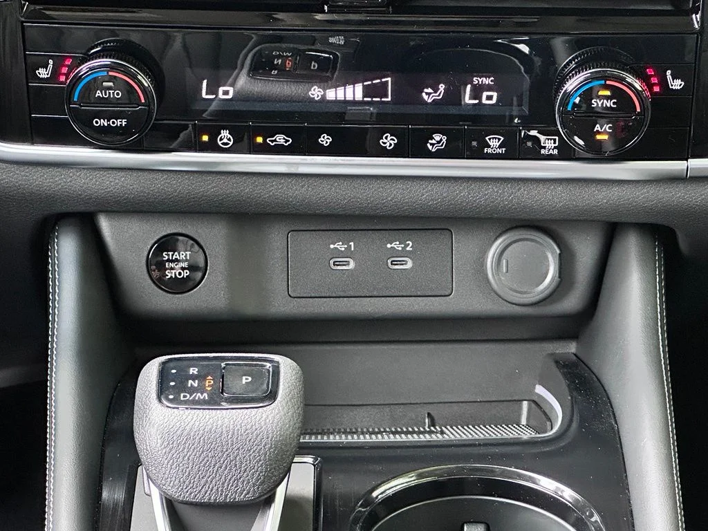 New 2026 Champagne Silver Metallic / Super Black Two-tone Nissan Platinum image 25