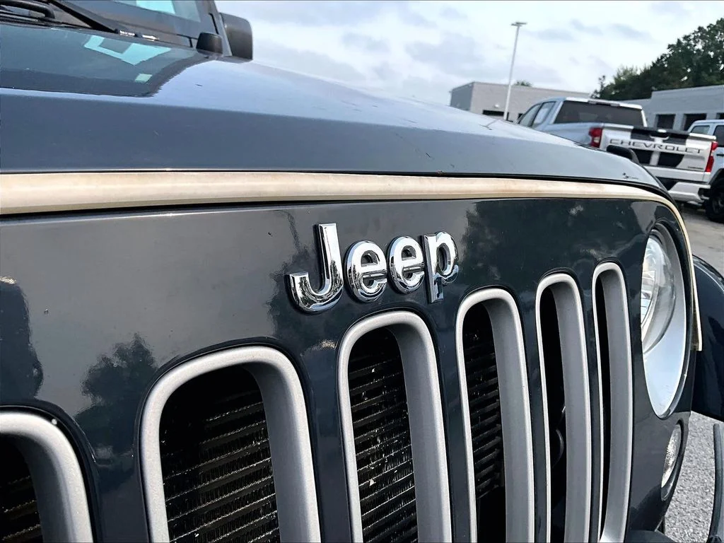Used 2017 Black Jeep Sahara image 9