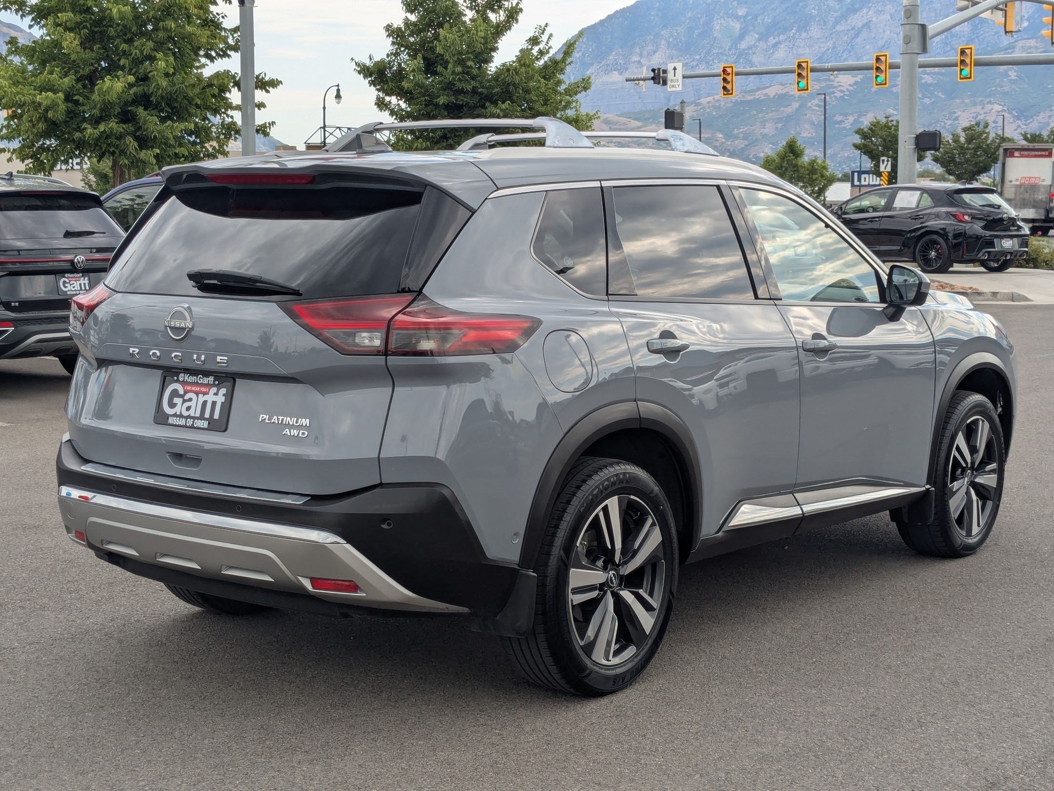 Used 2022 Boulder Gray Pearl Nissan Platinum image 3