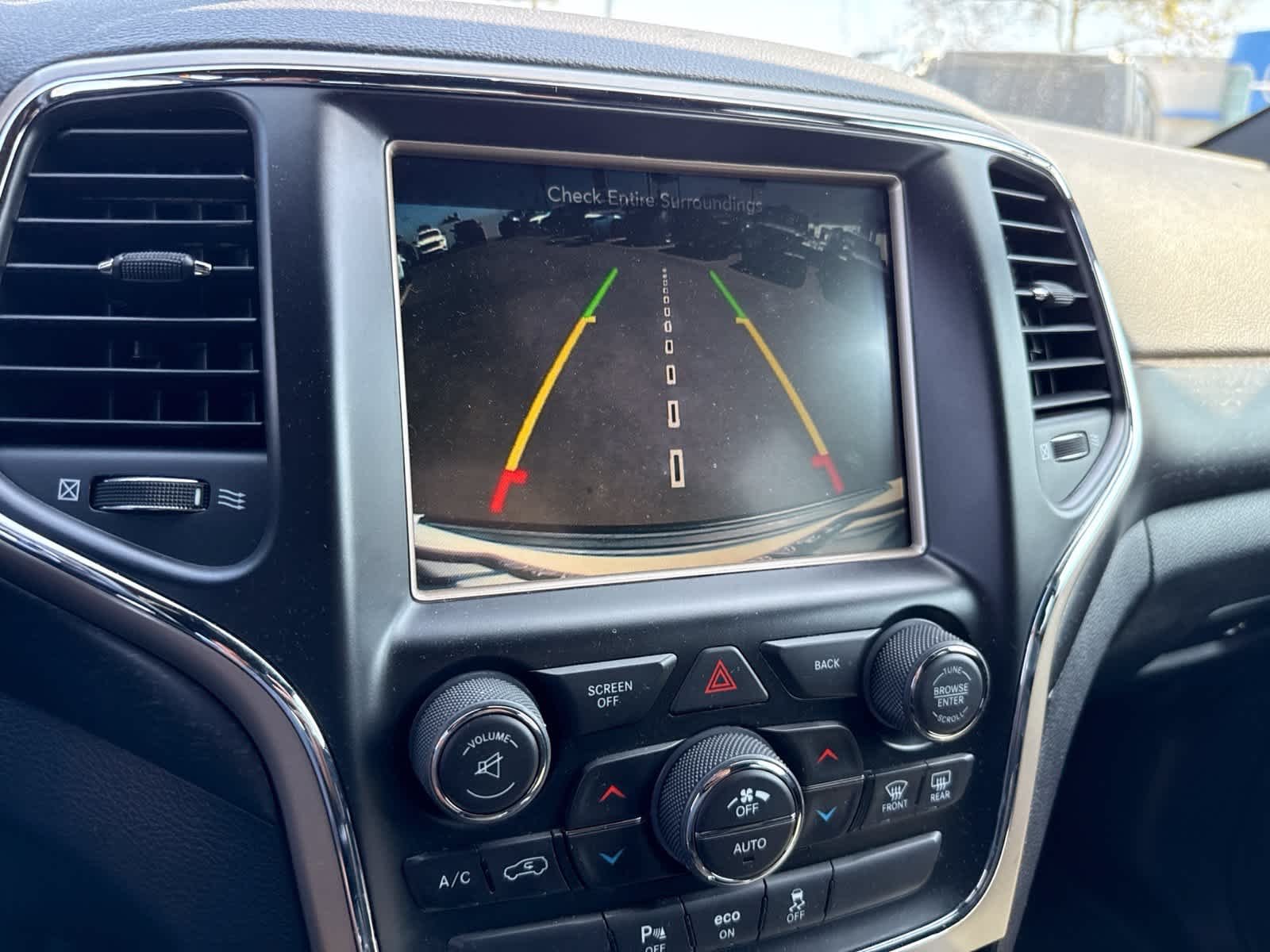 Used 2015 Bright White Clearcoat Jeep Laredo image 28