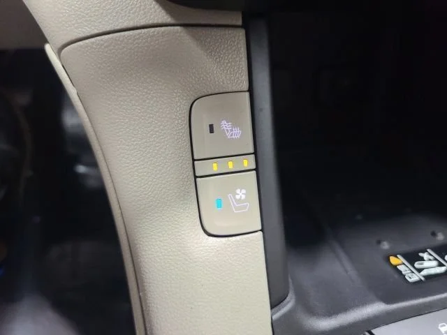 Used 2019 White Frost Tricoat GMC Denali image 32