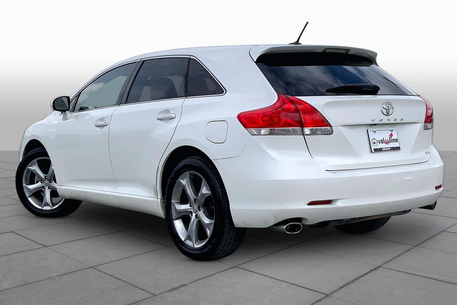 Used 2010 Blizzard Pearl Toyota  image 10