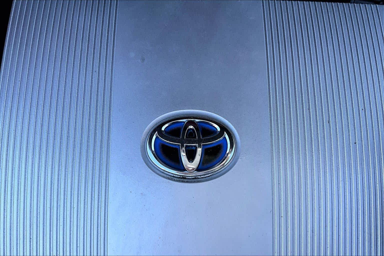 Used 2017 Ooh La La Rouge Mica Toyota Hybrid Limited Platinum image 32