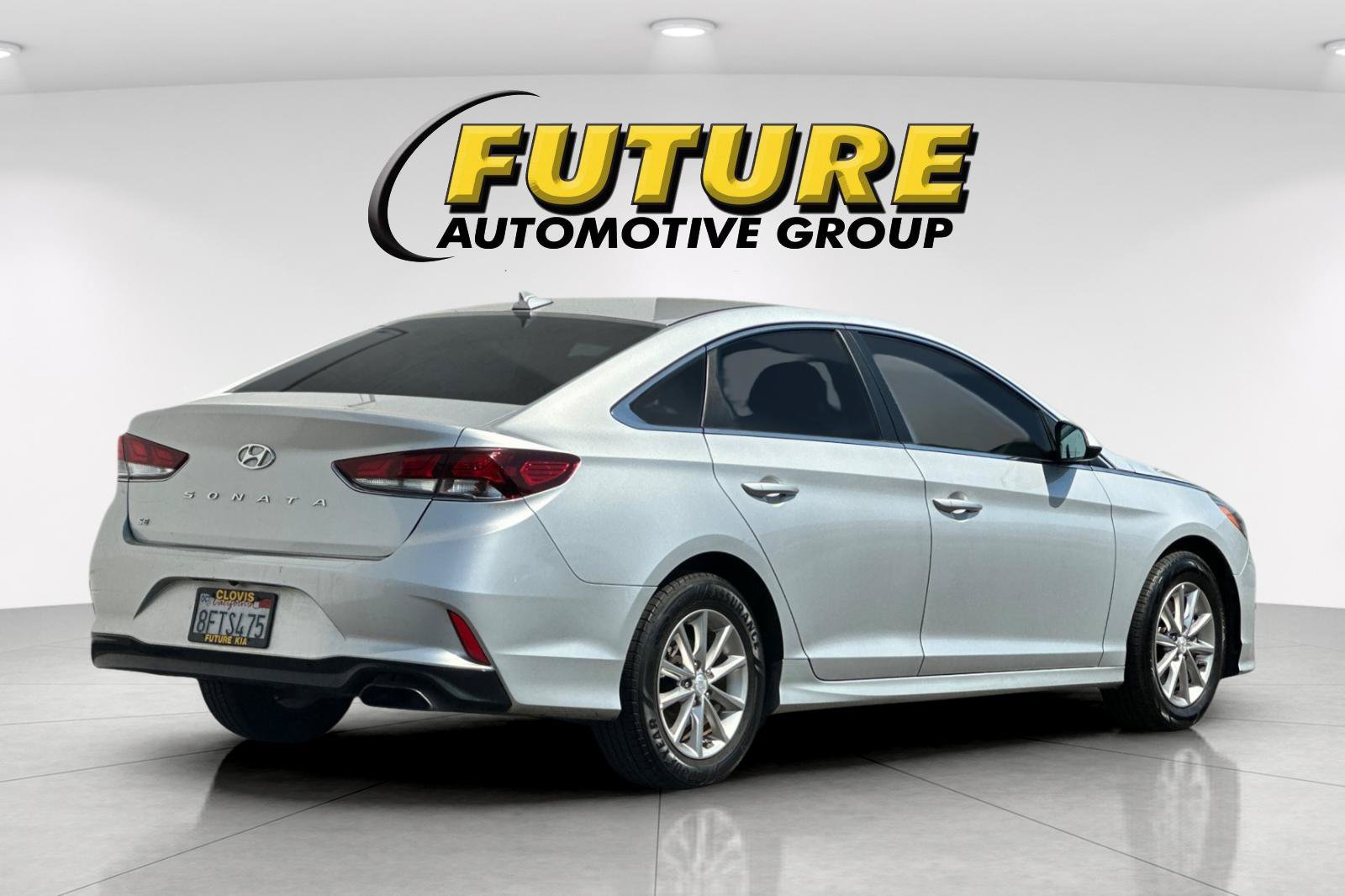 Used 2018 Silver Hyundai SE image 4