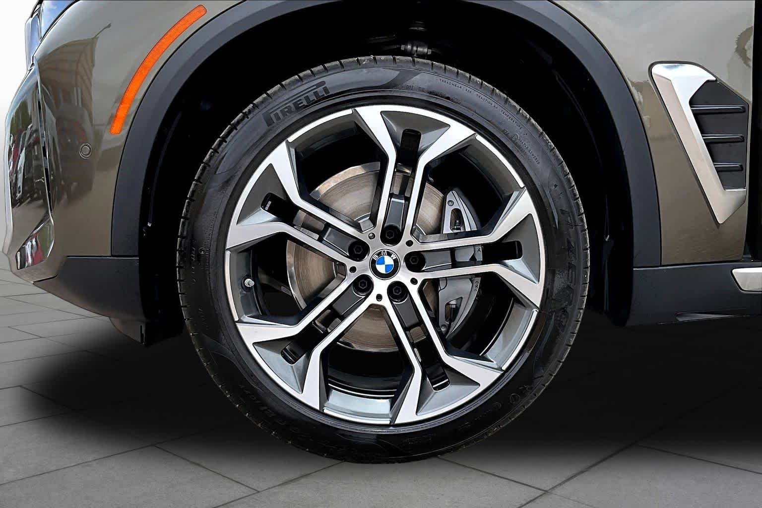 New 2026 Manhattan Green Metallic BMW sDrive40i image 11
