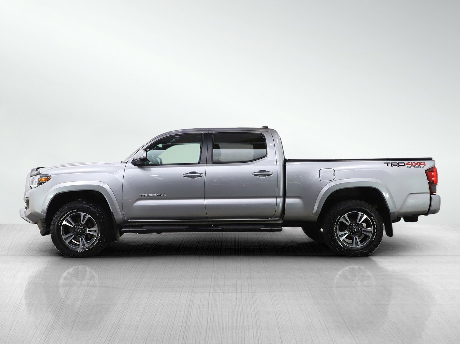 Used 2018 Toyota Tacoma SR5 with VIN 5TFDZ5BN8JX029865 for sale in Minneapolis, Minnesota