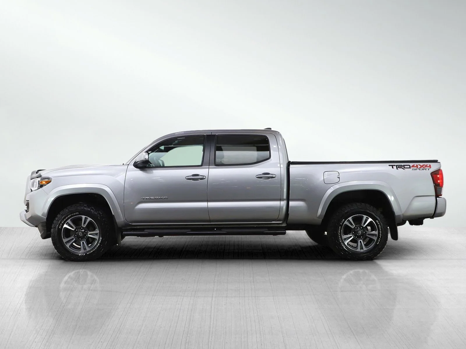 Used 2018 Toyota Tacoma SR5 with VIN 5TFDZ5BN8JX029865 for sale in Minneapolis, Minnesota