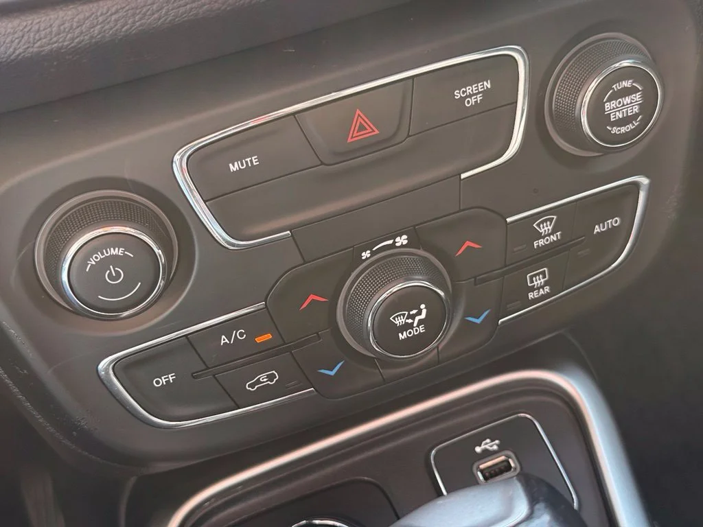 Used 2018 Diamond Black Jeep Latitude image 22
