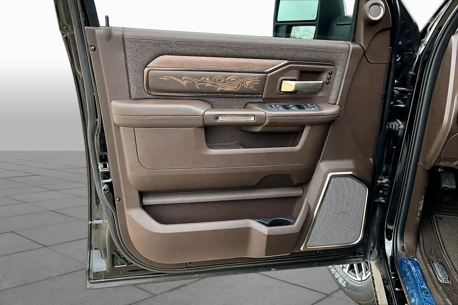 New 2026 Diamond Black Crystal Pearl-Coat Exterior Paint RAM Longhorn image 10
