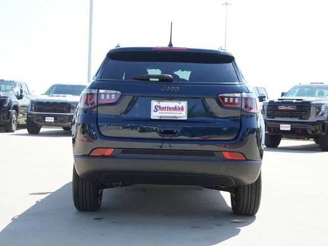 New 2026 Fathom Blue Pearl-Coat Exterior Paint Jeep Latitude image 4