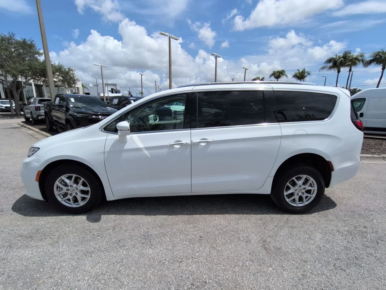 Used 2021 Bright White Clearcoat Chrysler Touring L image 8