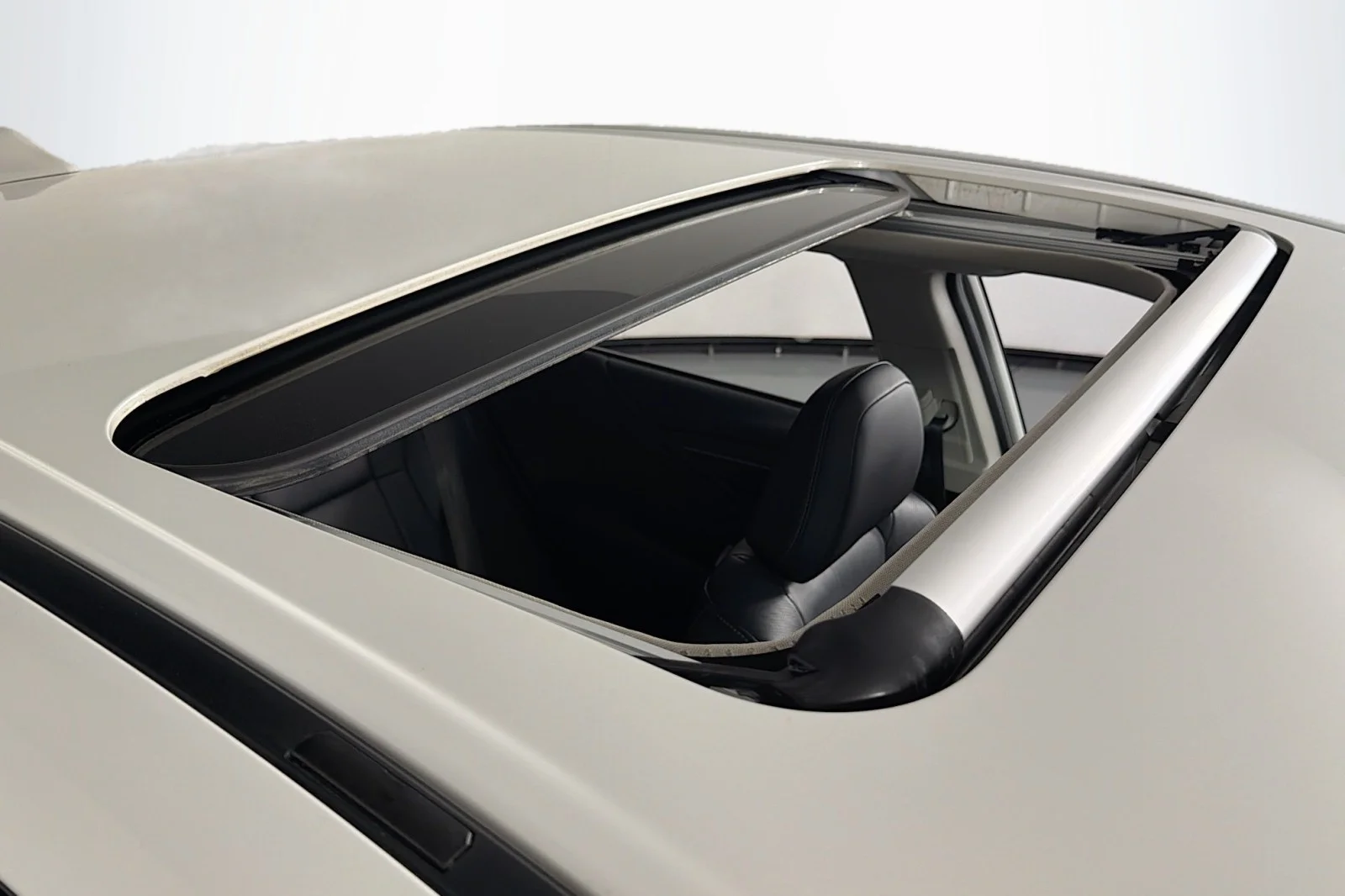 Used 2024 Crystal White Pearl Subaru Limited image 22
