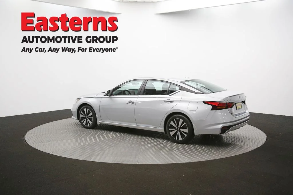 Used 2022 Silver Nissan 2.5 SV image 62
