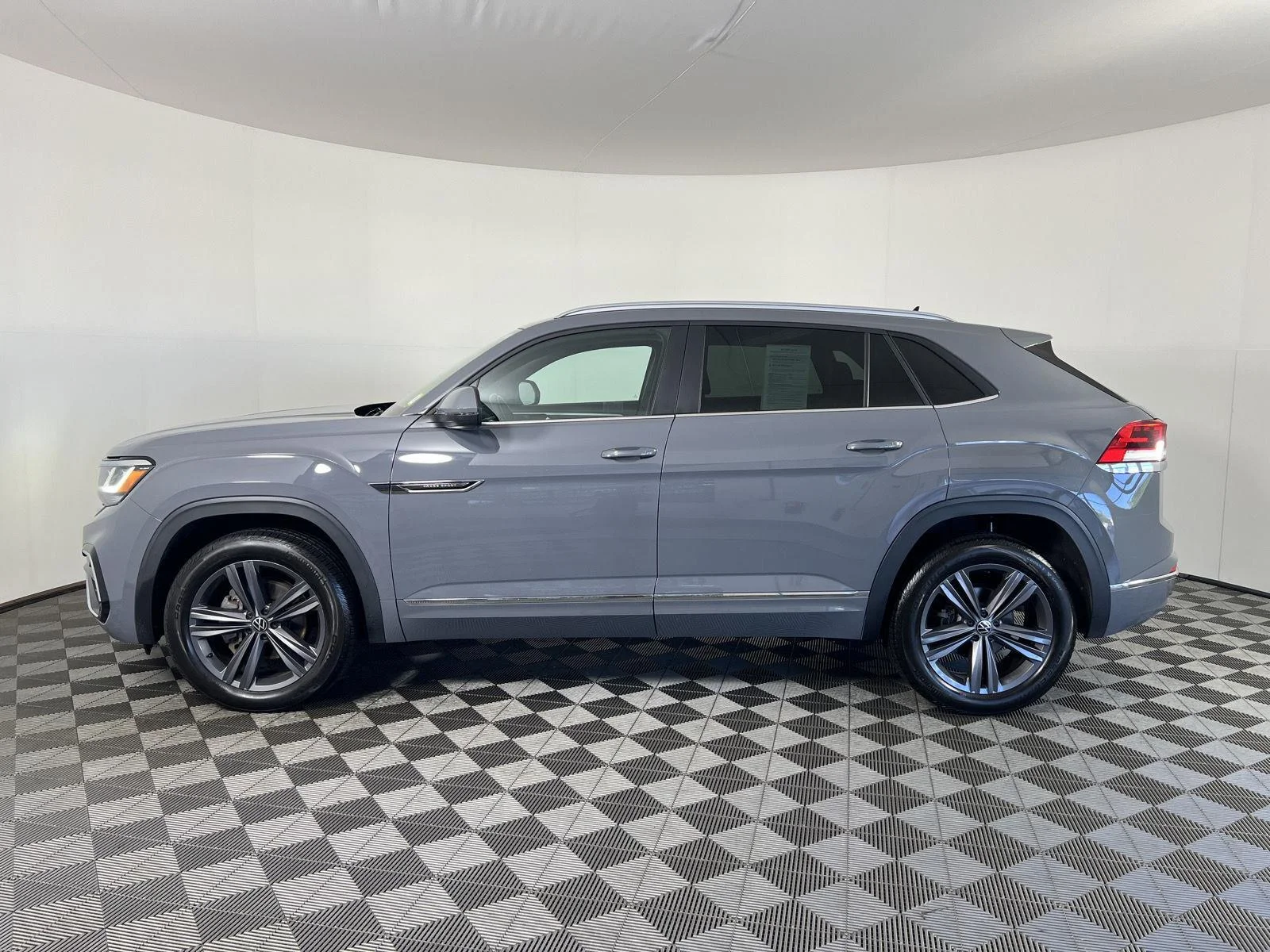 Used 2021 Gy Volkswagen 3.6L V6 SE w/Technology R-Line image 27