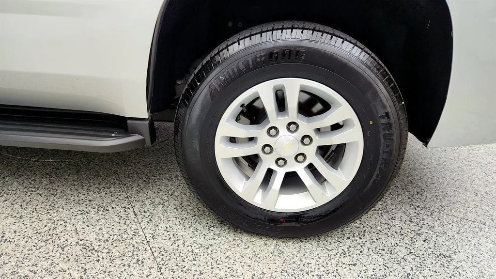 Used 2020 Silver Ice Metallic Chevrolet 4WD 4dr LT w/ Luxury Pkg & Sun/Entertainment Pkg image 9