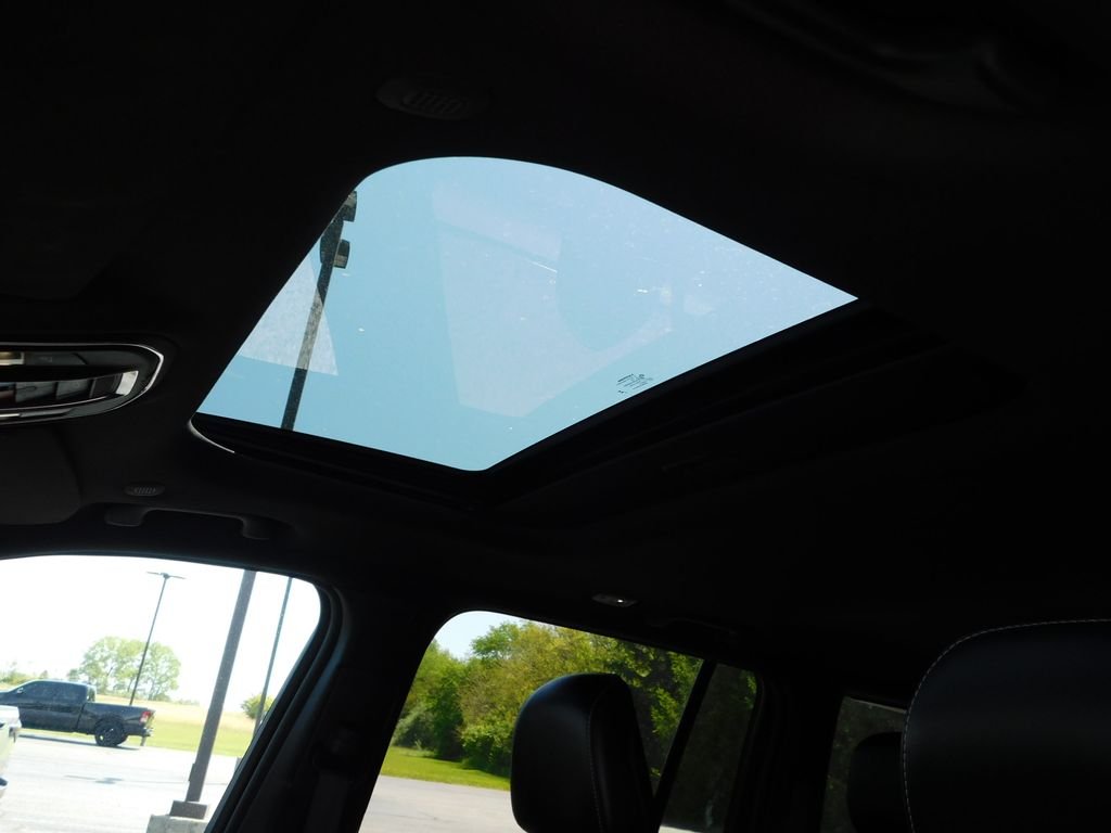 Used 2024 White Jeep Altitude image 12