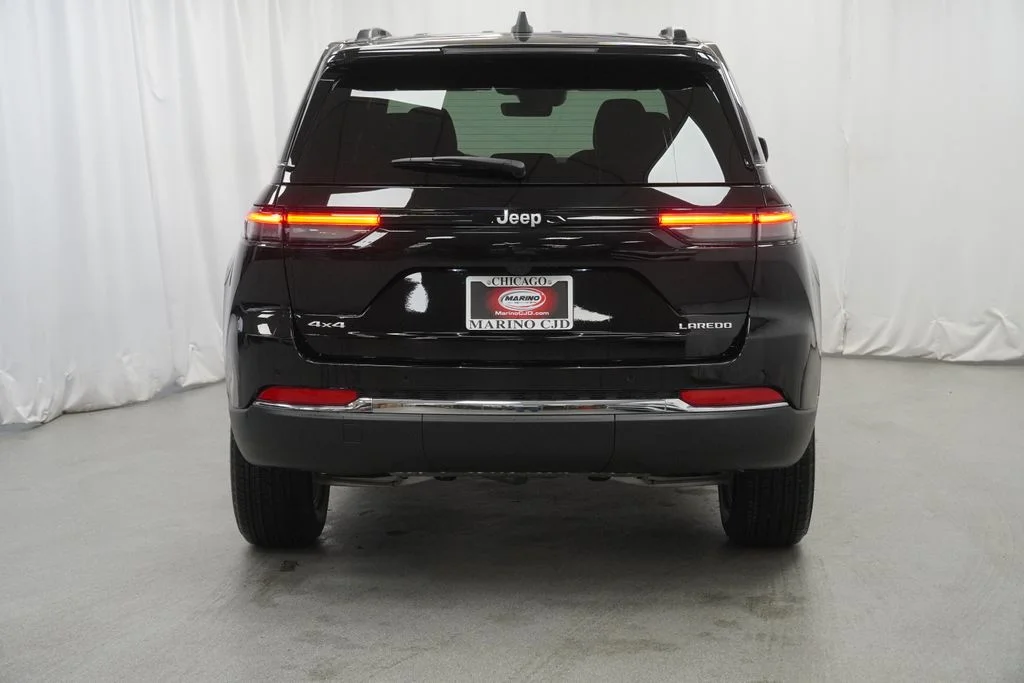 New 2026 Diamond Black Crystal Pearl-Coat Exterior Paint Jeep Laredo X image 10
