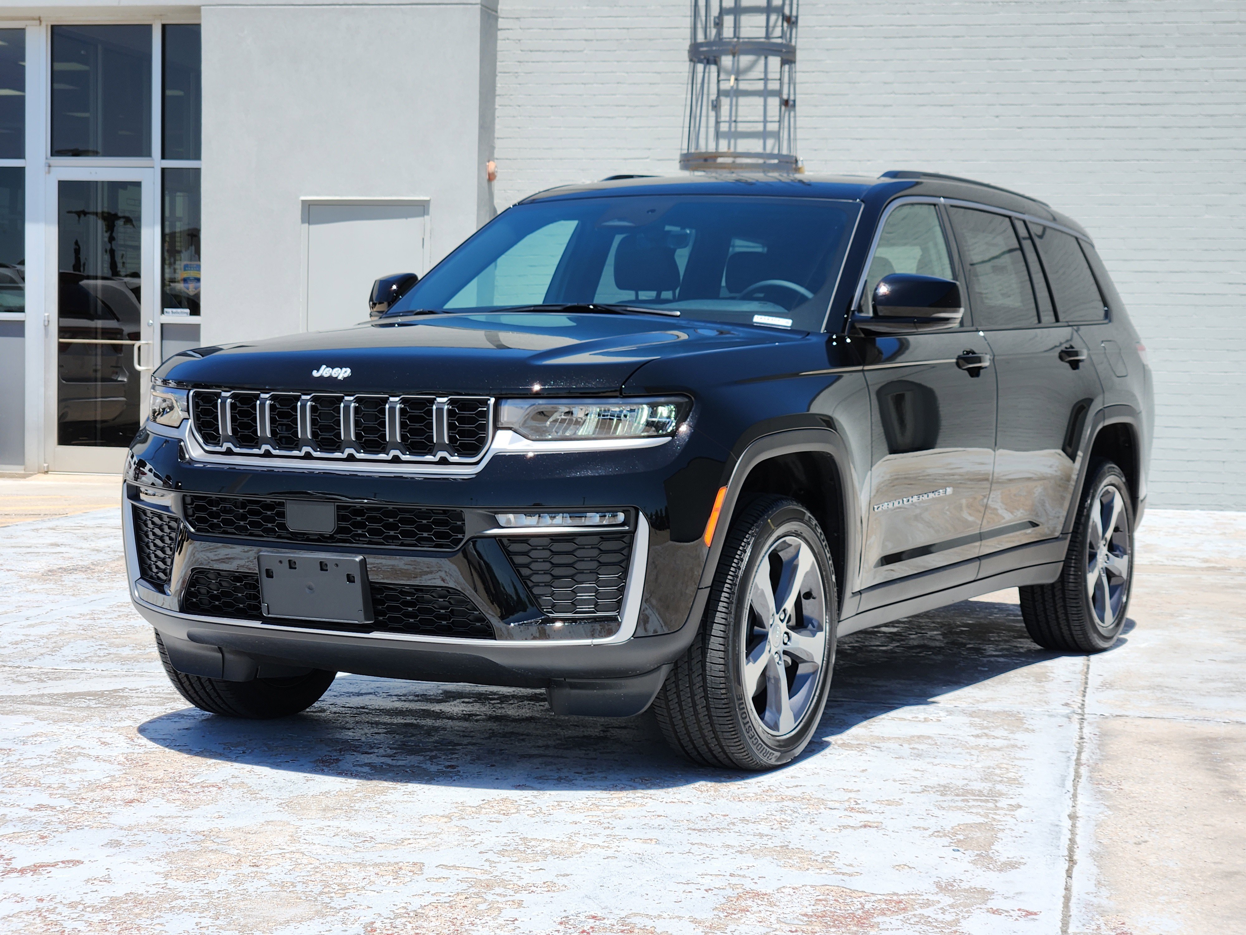 New 2026 Diamond Black Crystal Pearlcoat Jeep Limited image 2