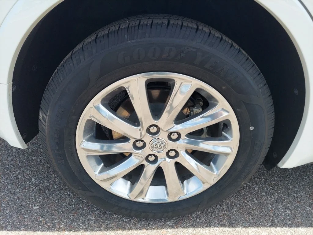 Used 2019 White Buick Essence image 9