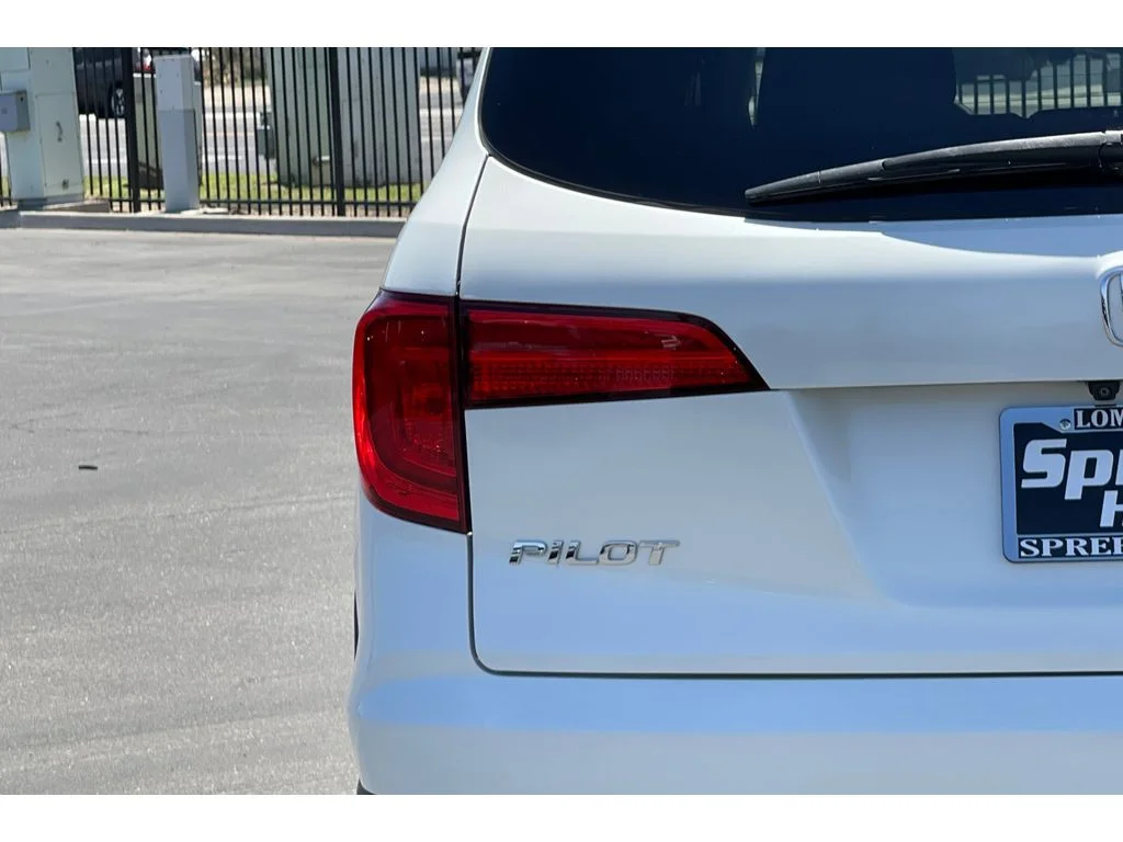 Used 2018 White Diamond Pearl Honda EX image 45