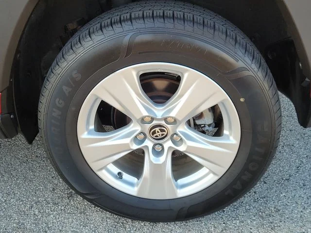 Used 2020 Red Toyota XLE image 9
